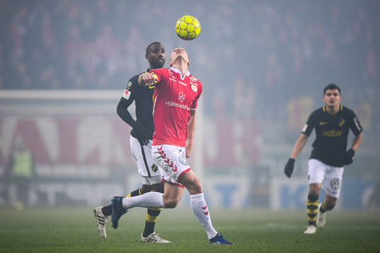 s Henok Goitom och Kalmars Viktor Elm i kamp om bollen