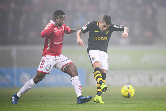 s Nicolas Stefanelli och Kalmars Chima Akas i kamp om bollen