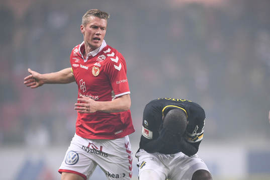 s Henok Goitom tar sig mot huvudet