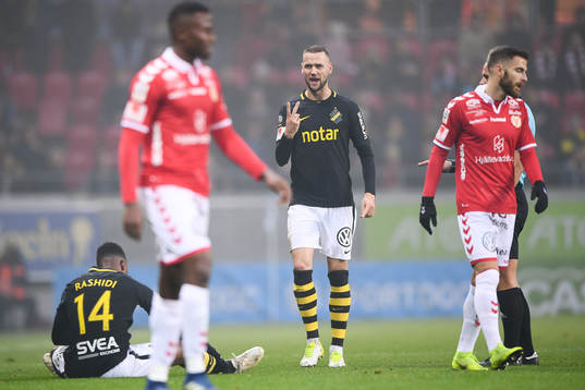 s Alexander Milosevic reagerar mot domaren