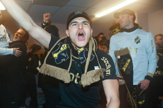 s Tarik Elyounoussi jublar