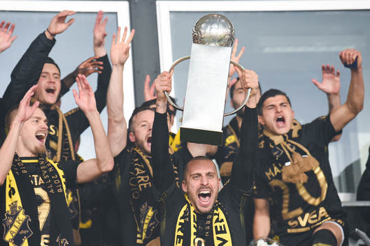 s Panos Dimitriadis lyfter Lennart Johanssons pokal
