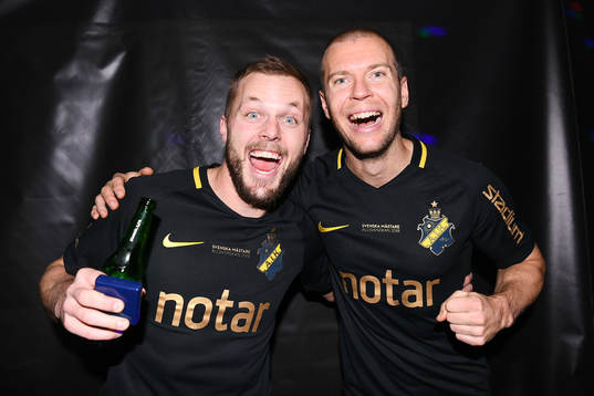 s Sebastian Larsson och Per Karlsson jublar