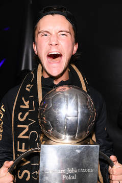 s Kristoffer Olsson jublar med Lennart Johanssons pokal