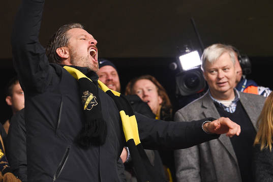s tränare Rikard Norling jublar