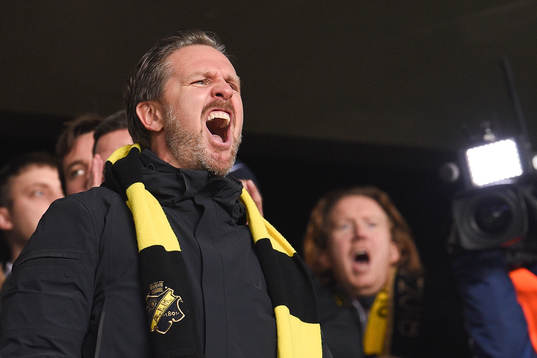 s tränare Rikard Norling jublar