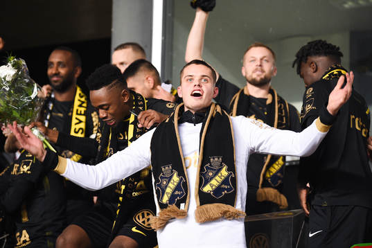 s målvakt Oscar Linnér jublar