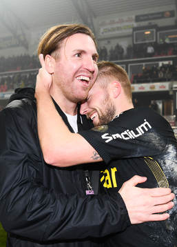 s Nils-Eric Johansson och Sebastian Larsson kramas och