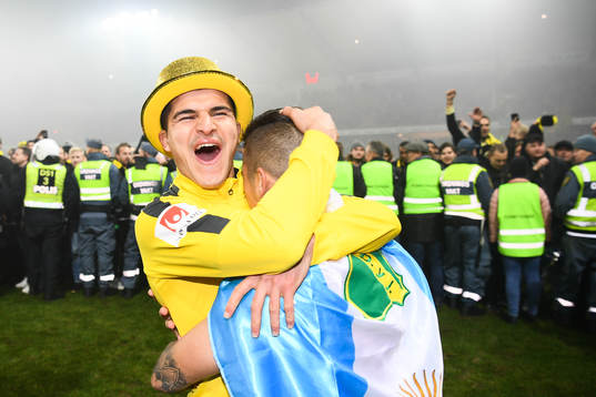 s Tarik Elyounoussi och Nicolas Stefanelli kramas och jublar