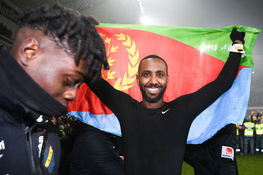 s Henok Goitom jublar med flagga