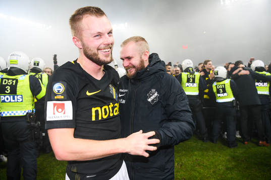 s Sebastian Larsson och assisterande tränare Patric