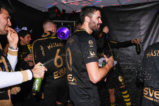 s målvakt Samuel Brolin och Denni Avdic jublar
