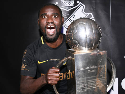 s Enoch Kofi Adu jublar med Lennart Johanssons pokal