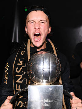 s Kristoffer Olsson jublar med Lennart Johanssons pokal