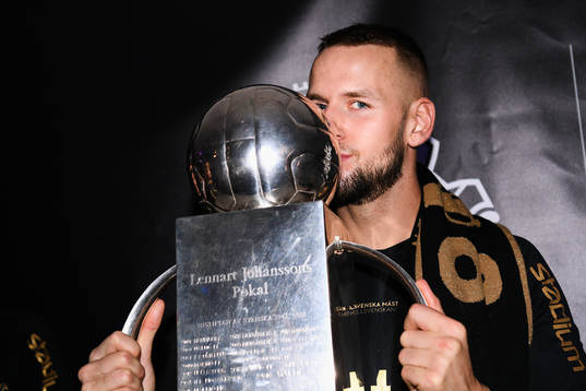 s Alexander Milosevic jublar med Lennart Johanssons pokal