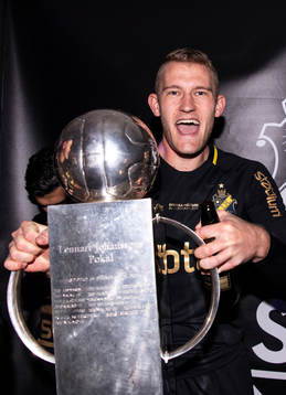 s Robin Jansson jublar med Lennart Johanssons pokal