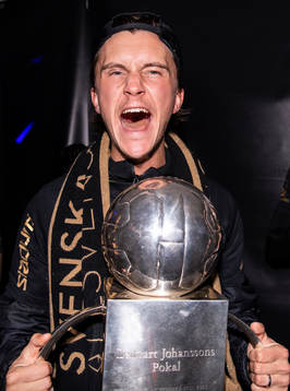 s Kristoffer Olsson jublar med Lennart Johanssons pokal