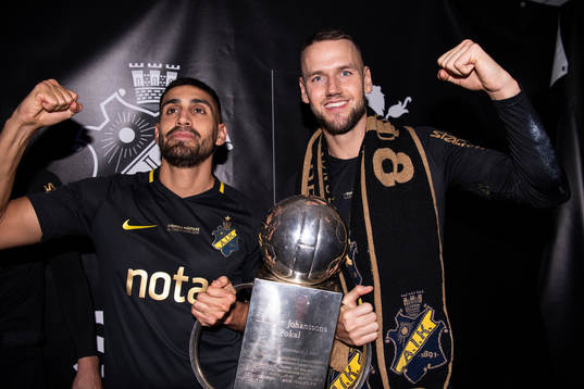 s Stefan Silva och Alexander Milosevic jublar med Lennart