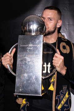 s Alexander Milosevic kysser Lennart Johanssons pokal