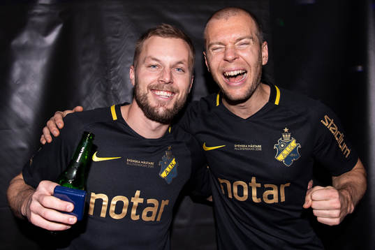 s Sebastian Larsson och Per Karlsson jublar