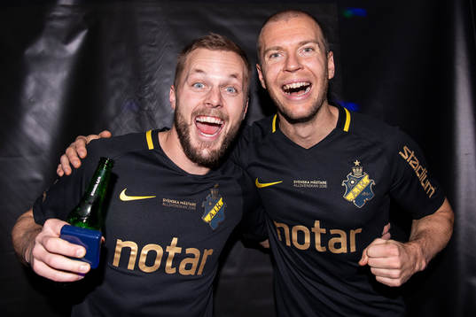 s Sebastian Larsson och Per Karlsson jublar