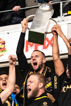 s Alexander Milosevic lyfter pokalen