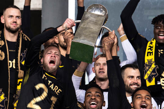 s Daniel Sundgren lyfter pokalen
