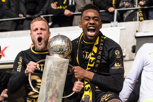 s Daniel Sundgren och Heradi Rashidi jublar med pokalen