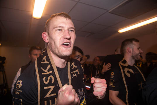 s Robin Jansson jublar i omklädningsrummet