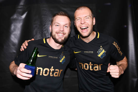 s Sebastian Larsson och Per Karlsson jublar
