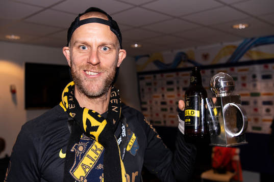 s koordinator Tomas Thudin jublar med