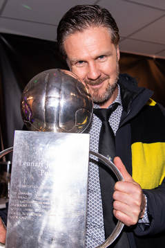 s tränare Rikard Norling med Lennart Johanssons pokal