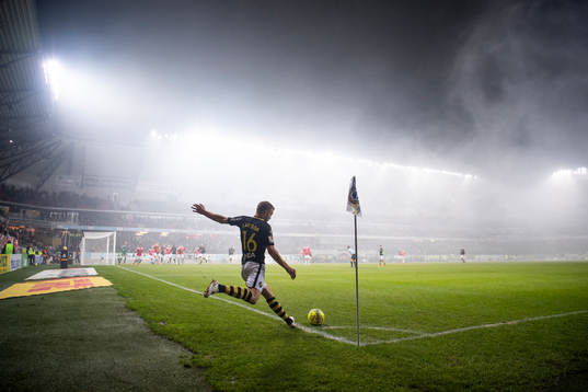 s Sebastian Larsson slår en hörna