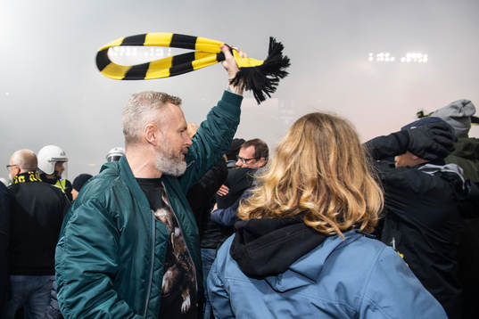 AIK-supportrar jublar på planen