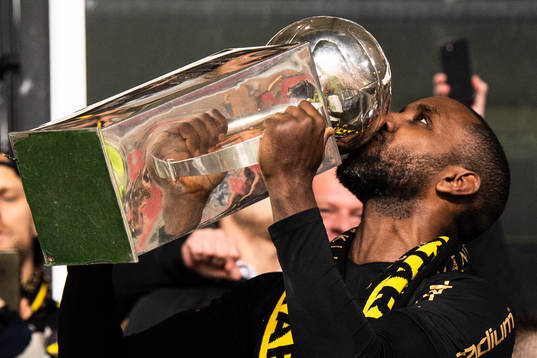 s Henok Goitom kysser Lennart Johanssons pokal