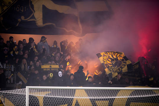 s supportrar bränner bengaler