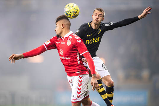 s Rasmus Lindkvist i en duell med en Kalmaspelare
