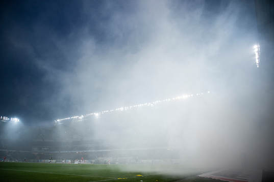 Rök fyller Guldfågeln Arena