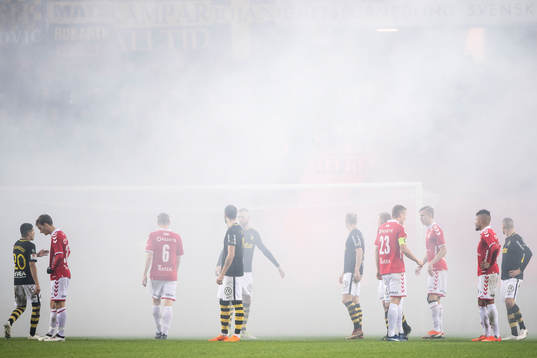 s och Kalmars spelare står i bengalröken