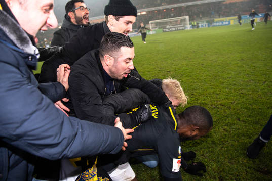 s Henok Goitom överfalls av jublande supportrar