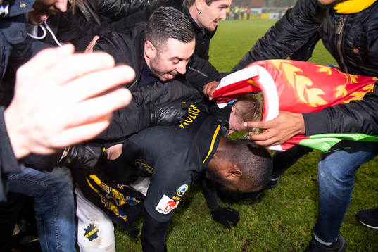 s Henok Goitom jublar med supportrar