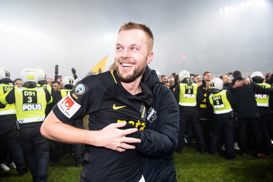 s Sebastian Larsson jublar