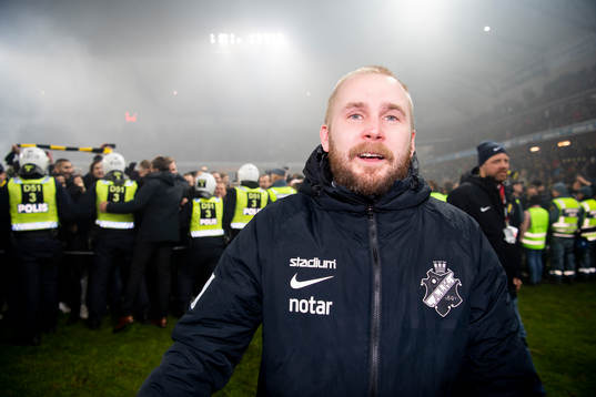 s assisterande tränare Patric Jildefalk jublar