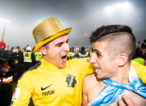 s Tarik Elyounoussi  och Nicolas Stefanelli jublar