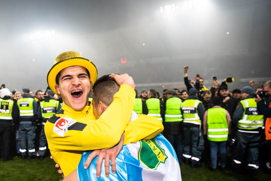 s Tarik Elyounoussi och Nicolas Stefanelli jublar