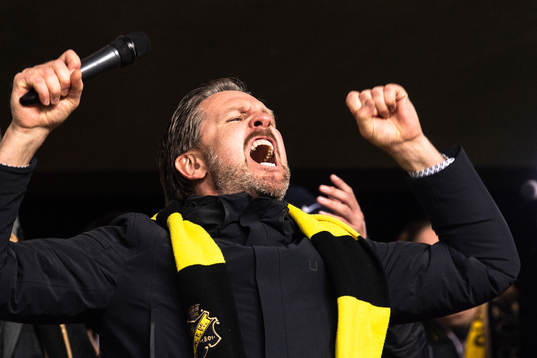 s tränare Rikard Norling jublar
