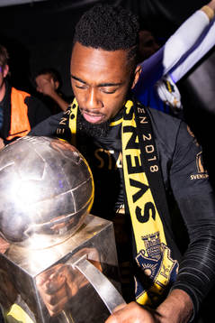 s Heradi Rashidi dansar med Lennart Johanssons pokal