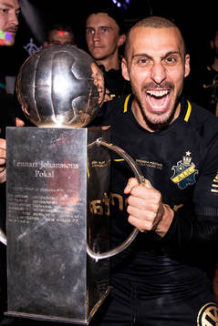 s Panos Dimitriadis jublar med Lennart Johanssons pokal
