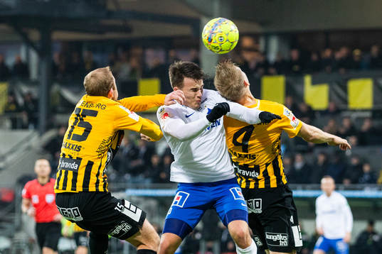 Norrköpings Simon Skrabb och Häckens Kari Arkivuo  samt