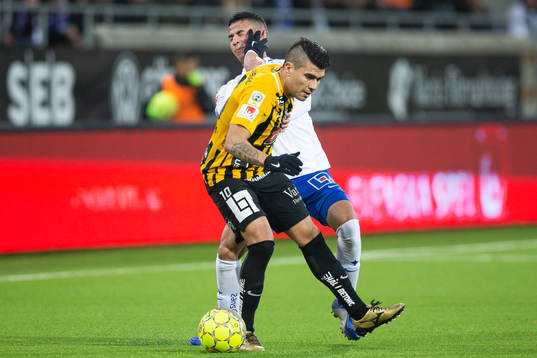 Häckens Paulinho med en hand i ansiktet på Norrköpings